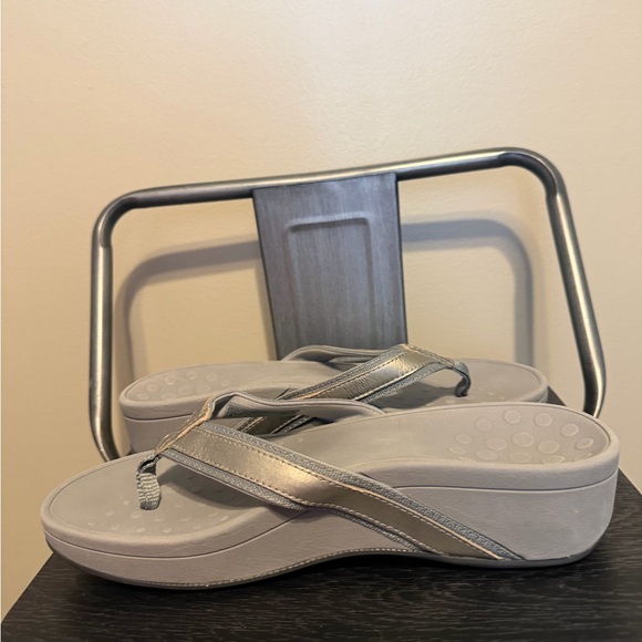 Vionic High Tide Silver Thong Wedge Sandals Women’s 9 Orthotic - Picture 8 of 13